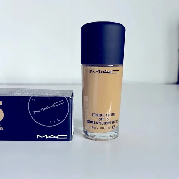 MAC Cosmetics Studio Fix Fluid Foundation SPF 15 - Matte C45 - Picture 2 of 8